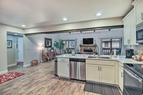 Apartamento Charming Pinetop Condo With Fireplace And Balcony