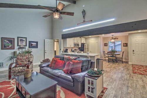 Apartamento Charming Pinetop Condo With Fireplace And Balcony