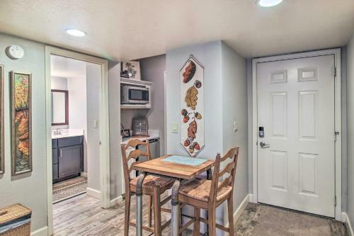 Apartamento Charming Pinetop Condo With Fireplace And Balcony