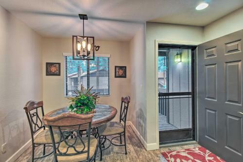 Apartamento Charming Pinetop Condo With Fireplace And Balcony