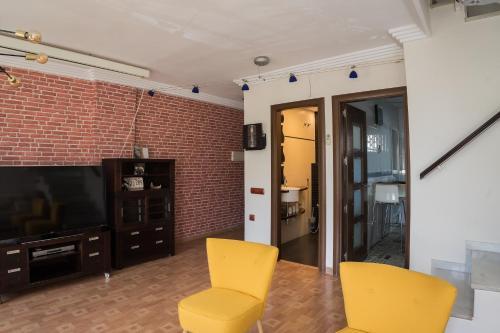 Street Level Apartment. Swimming Pool, Wifi,