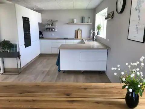 Villa Stort Hus Med Egen Baghave & Altan. T�t P� Centrum