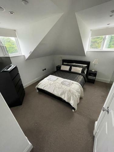Modern 1 Bed Penthouse Apartment In Private Estate