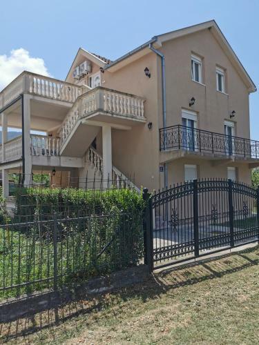 Ana Apartmani Zelenika