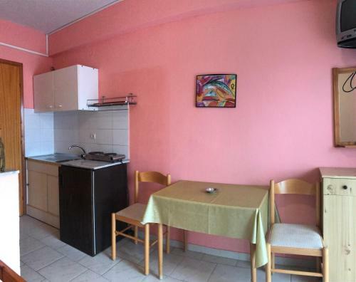 Hostal Rena Apartments
