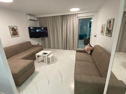 Deluxe Pool Apartment 4