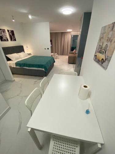 Deluxe Pool Apartment 4