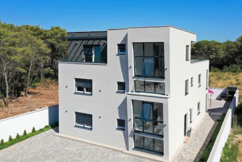 Poolincluded Villa Green Oasis