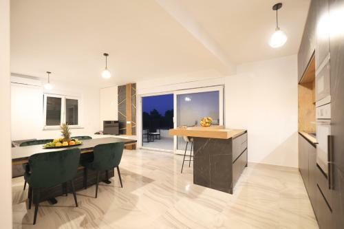 Poolincluded Villa Green Oasis