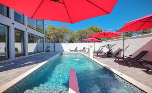 Poolincluded Villa Green Oasis