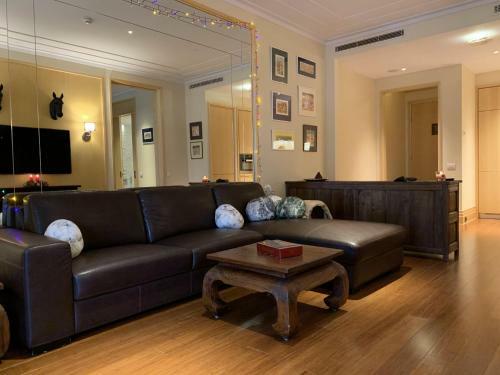 Dark Stallion Apartment In Porto Montenegro