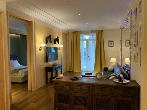 Dark Stallion Apartment In Porto Montenegro