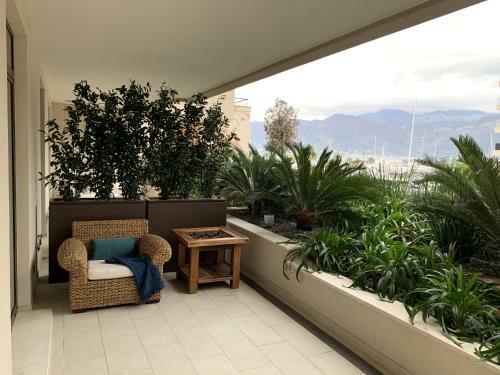 Dark Stallion Apartment In Porto Montenegro