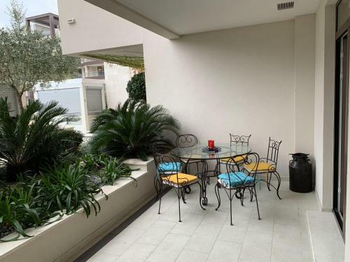 Dark Stallion Apartment In Porto Montenegro