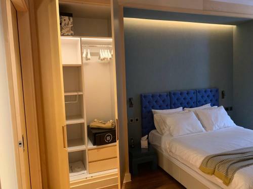 Dark Stallion Apartment In Porto Montenegro