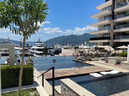 Dark Stallion Apartment In Porto Montenegro