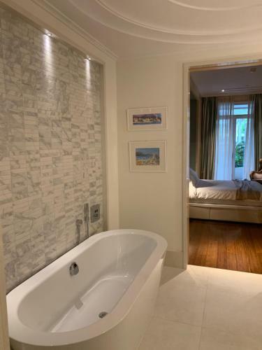 Dark Stallion Apartment In Porto Montenegro