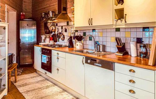 Awesome Home In Bekkjarvik With Wifi And 3 Bedrooms
