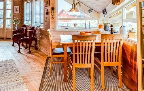 Awesome Home In Bekkjarvik With Wifi And 3 Bedrooms