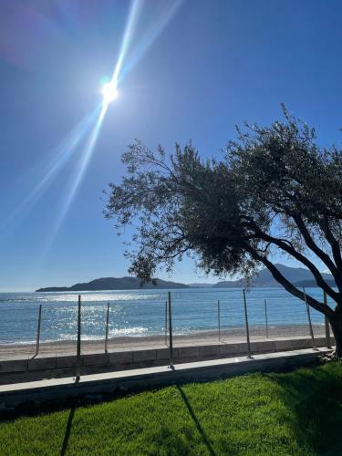 Pr?no Beach Front Studio Apartment With Balcony