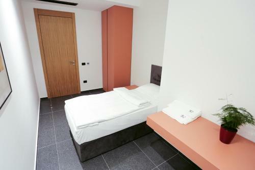 Hotel 12