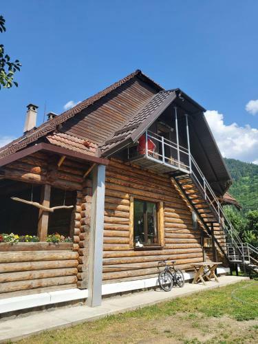 Hostal Camere �n Cas? de Lemn Proasp?t Renovat?