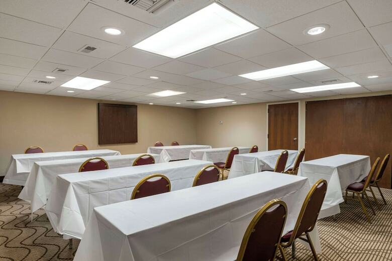 Hotel Comfort Inn & Suites North At The Pyramids