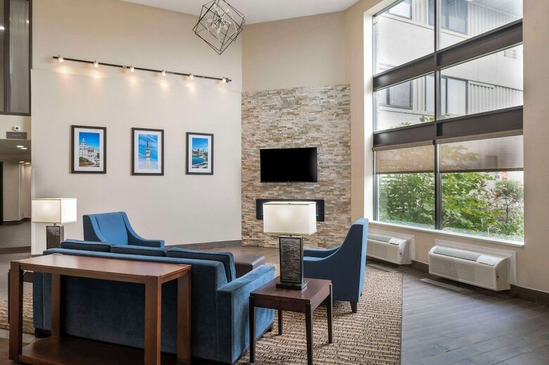 Hotel Comfort Inn & Suites North At The Pyramids