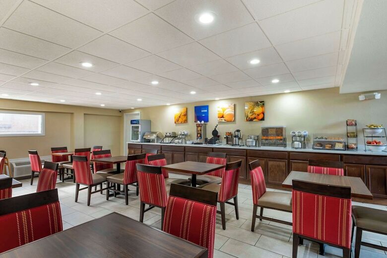Hotel Comfort Inn & Suites North At The Pyramids