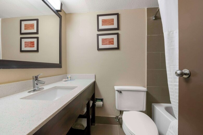Hotel Comfort Inn & Suites North At The Pyramids