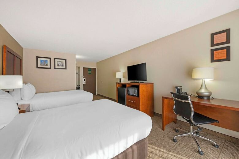 Hotel Comfort Inn & Suites North At The Pyramids