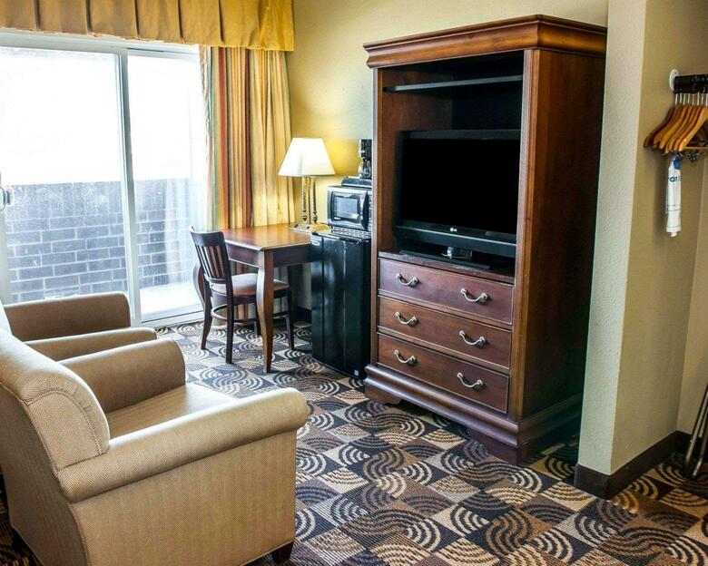 Hotel Comfort Inn & Suites North At The Pyramids