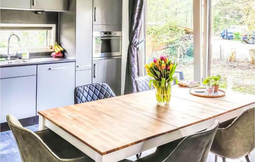 Amazing Home In Dwingeloo With Wifi And 2 Bedrooms