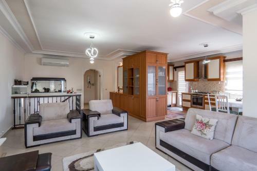 Peaceful 4br Villa W/ac&balcony 10 Min To Seaside