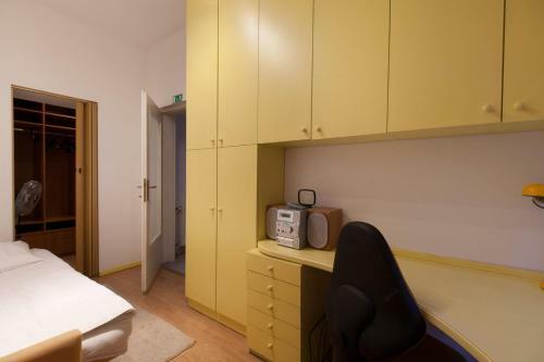 Retro Central Apartment Behind University - Step Away From Ljubljanica River