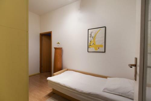 Retro Central Apartment Behind University - Step Away From Ljubljanica River