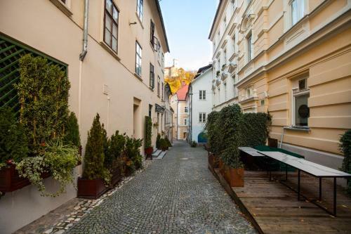 Retro Central Apartment Behind University - Step Away From Ljubljanica River