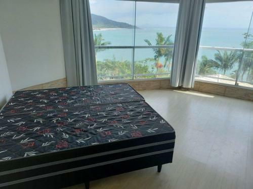 Casa C/ Piscina E Vista � Praia de Taquaras - Bc