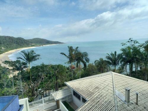 Casa C/ Piscina E Vista � Praia de Taquaras - Bc