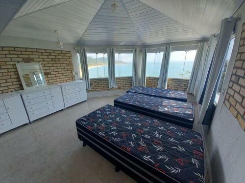 Casa C/ Piscina E Vista � Praia de Taquaras - Bc