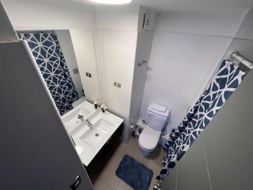 Apartamento Departamento Ejecutivo En Edificio Chacabuco, Amoblado 2d+2b, Estacionamiento.