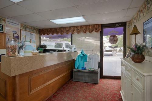 Motel Barefoot Mailman