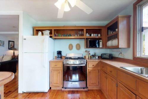Island Breeze Villa @turtle Crossing, West Bay