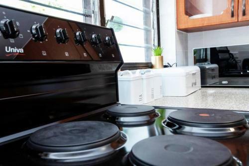 Apartamento Lovely, Modern 2-bedroom Flat With A Pool & Bbq