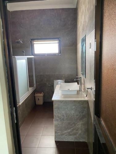 3-bedroom Entire House, With Parking On Premises
