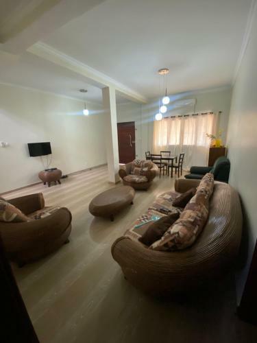 3-bedroom Entire House, With Parking On Premises