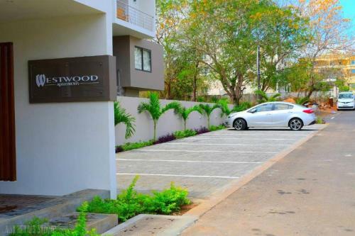 Modern And Cosy Condo: Westwood Apartments