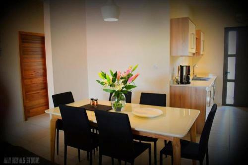 Modern And Cosy Condo: Westwood Apartments