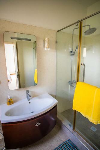 Villa Simone: Sunlit Beach Getaway W/ Pool + Wifi