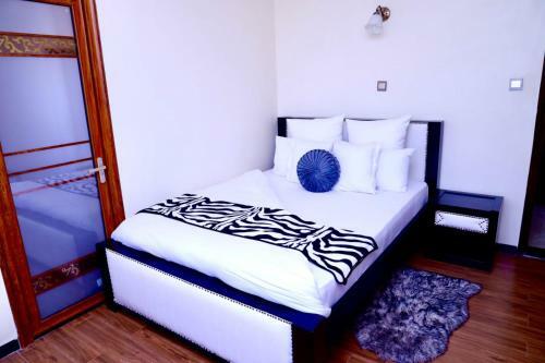 Stylish And Luxe 2 Bedroom Apartment- Waa Homes